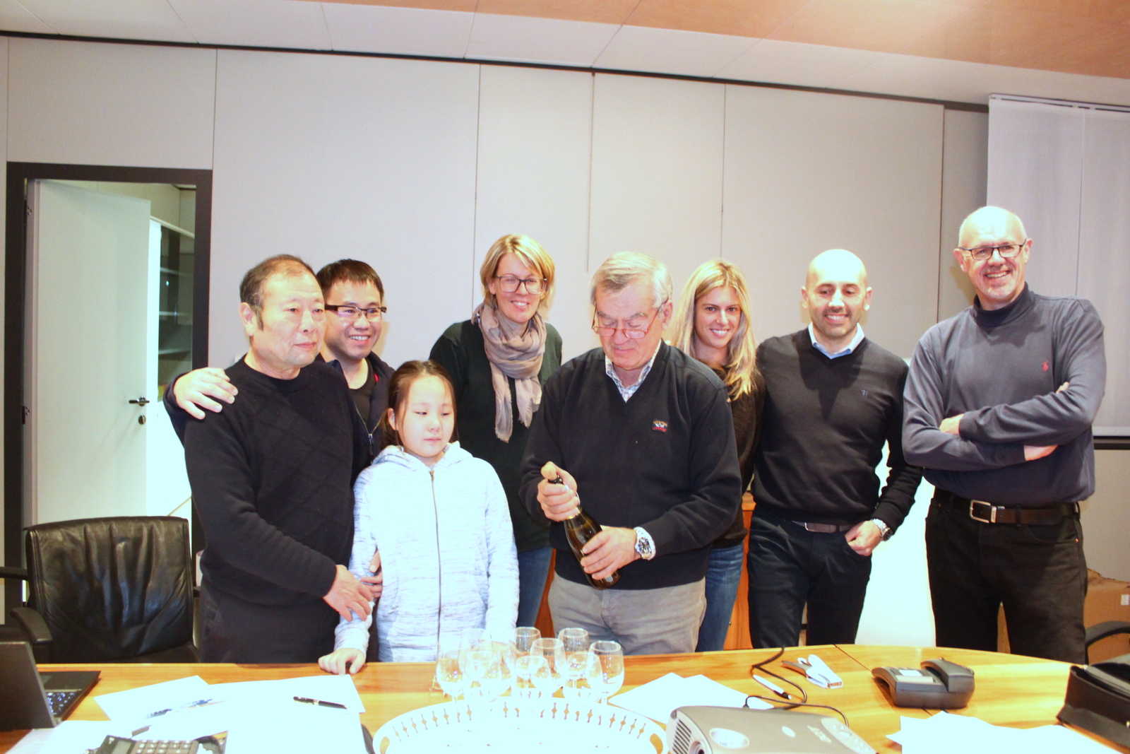 参会人员开香槟庆祝